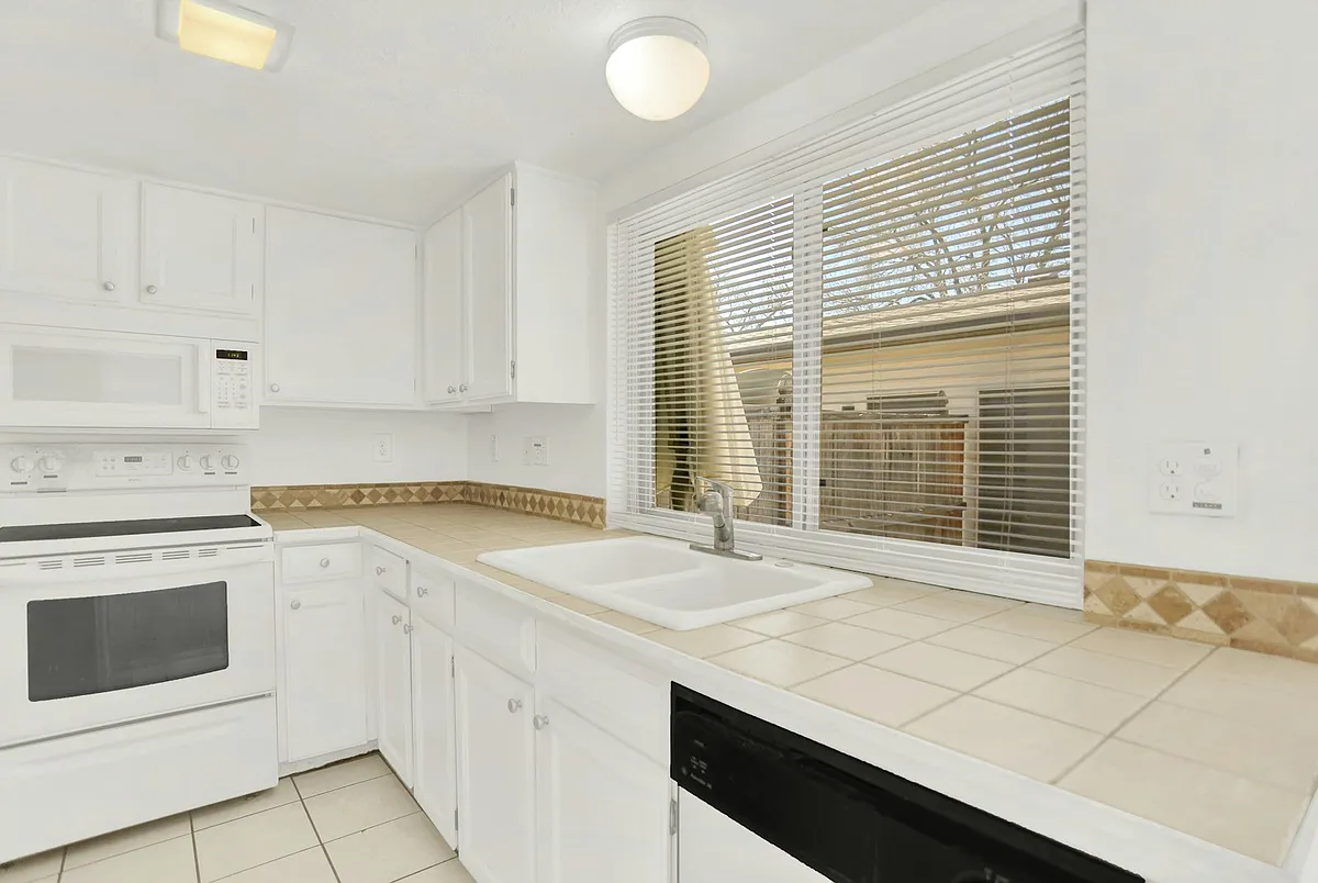 Building Photo - 3655 S Kittredge St #E