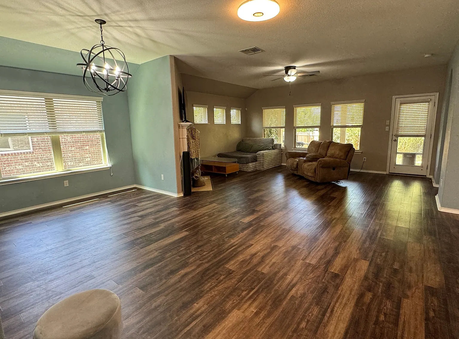 3 bed, 1872 sqft, $2,075 — Photo 3