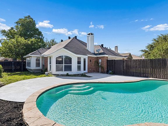 2nd image of 305 Droinwich Cir