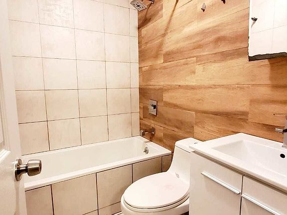 4th image of 1601 Park Pl #1A