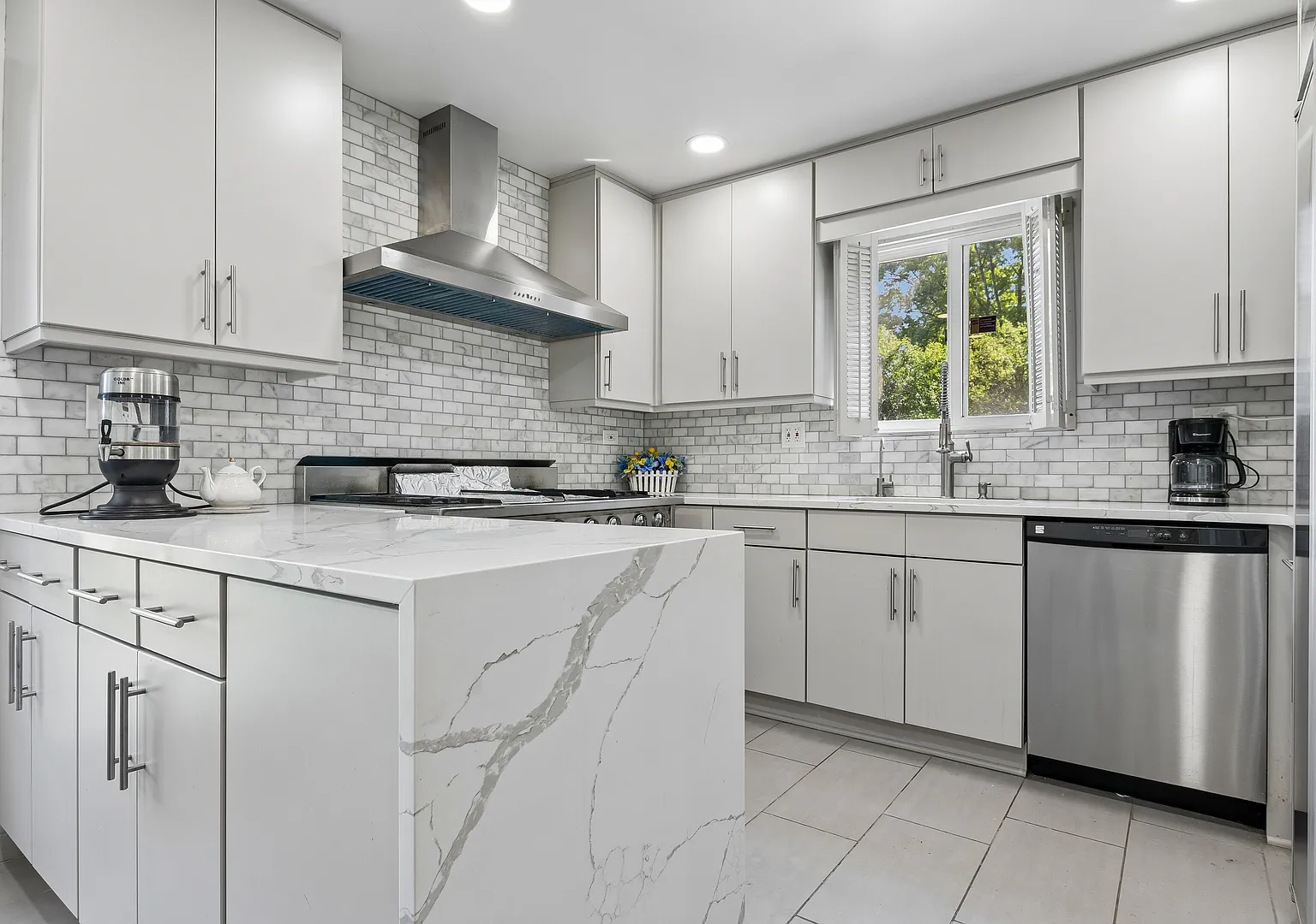 5 bed, 3.5 bath, 3771 sqft, $5,495 — Photo 2
