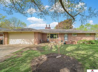 511 Cottonwood Dr, Lincoln, NE 68510