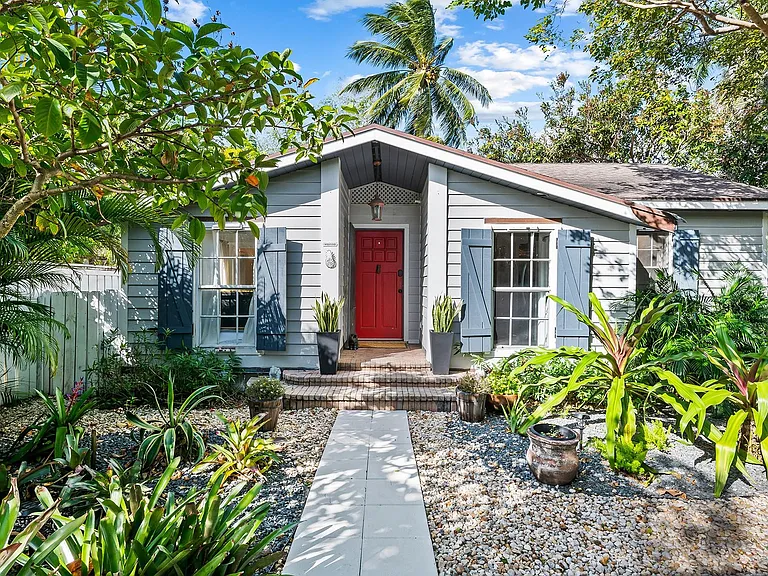 411 SW 10th St — Photo 1
