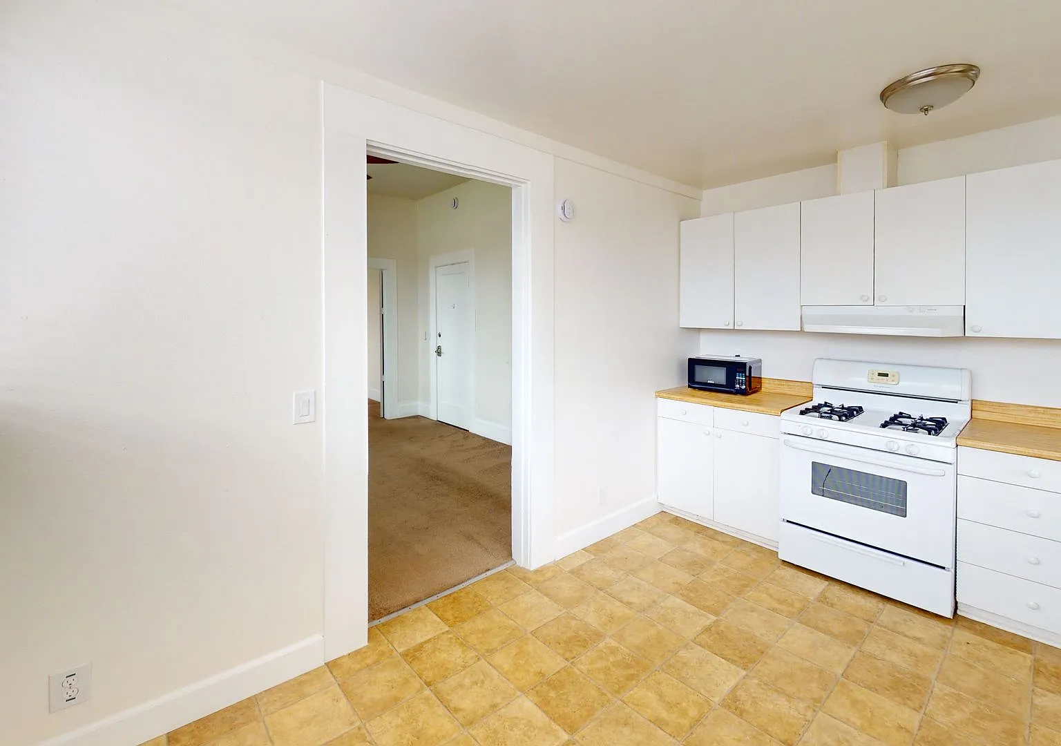 Bright 1 bedroom in Great Location — Photo 1