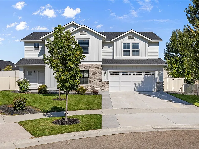 655 N Sevenoaks Ave — Photo 1
