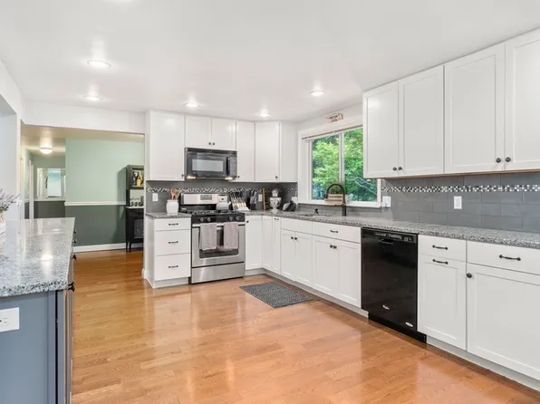 37 Bay Colony Dr, Ashland, MA 01721