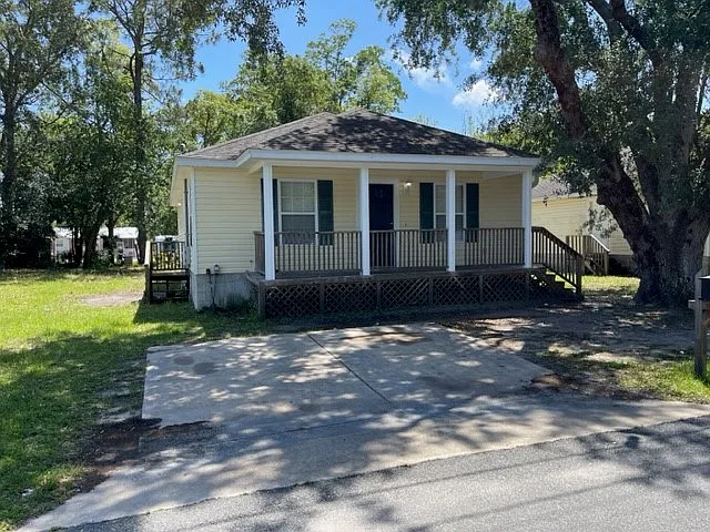 863 W 4th St