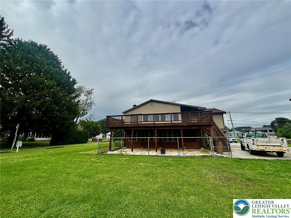4 bed, 2.0 bath, 5000 sqft, $3,000 — Photo 3