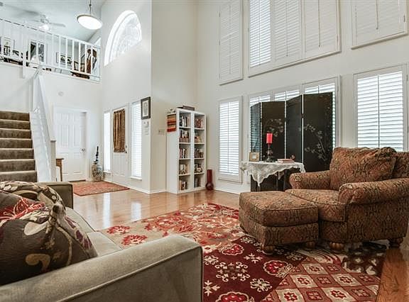 4th image of 2064 Camelot Dr