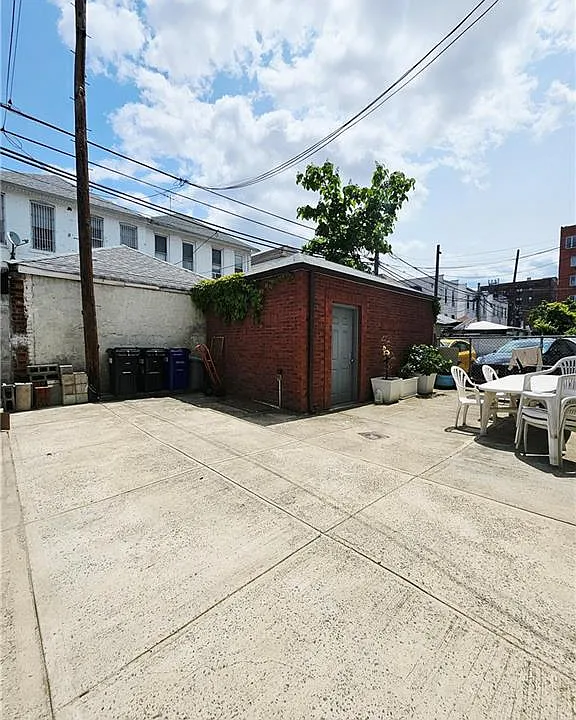 Building Photo 4