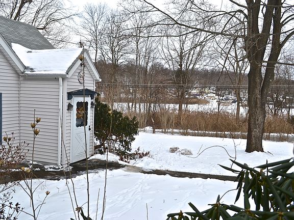 2nd image of 131 Oak Cir