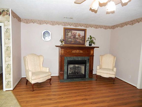 2nd image of 408 W Oak St