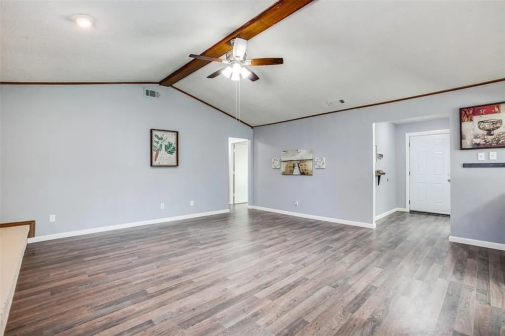 3 bed, 2.0 bath, 1690 sqft, $2,200 — Photo 2
