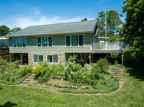 2926 Lake Ave, Osseo, MI 49266