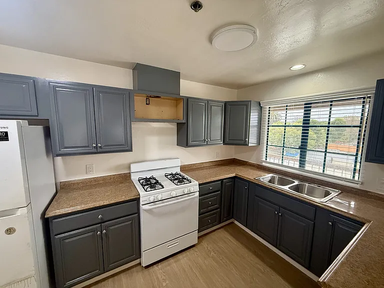 910 E Haley St #D — Photo 2