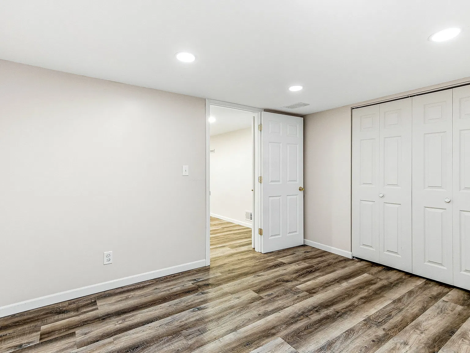 4 bed, 1.5 bath, 2400 sqft, $3,400 — Photo 4