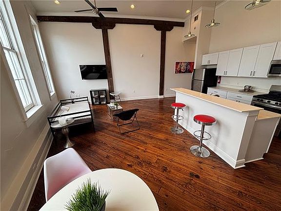 4th image of 229 N Peters St #204