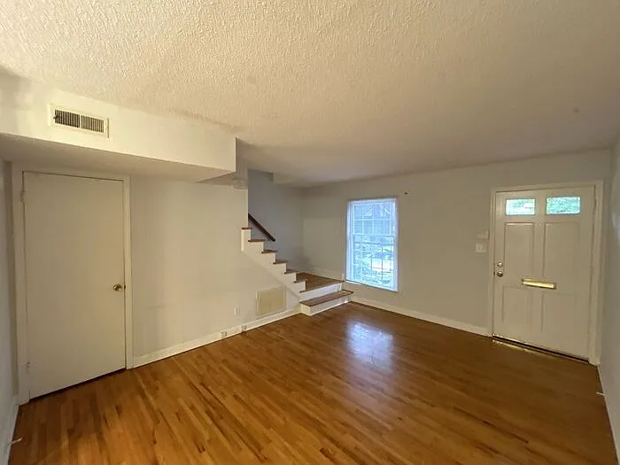 926 Hollywood St — Photo 2