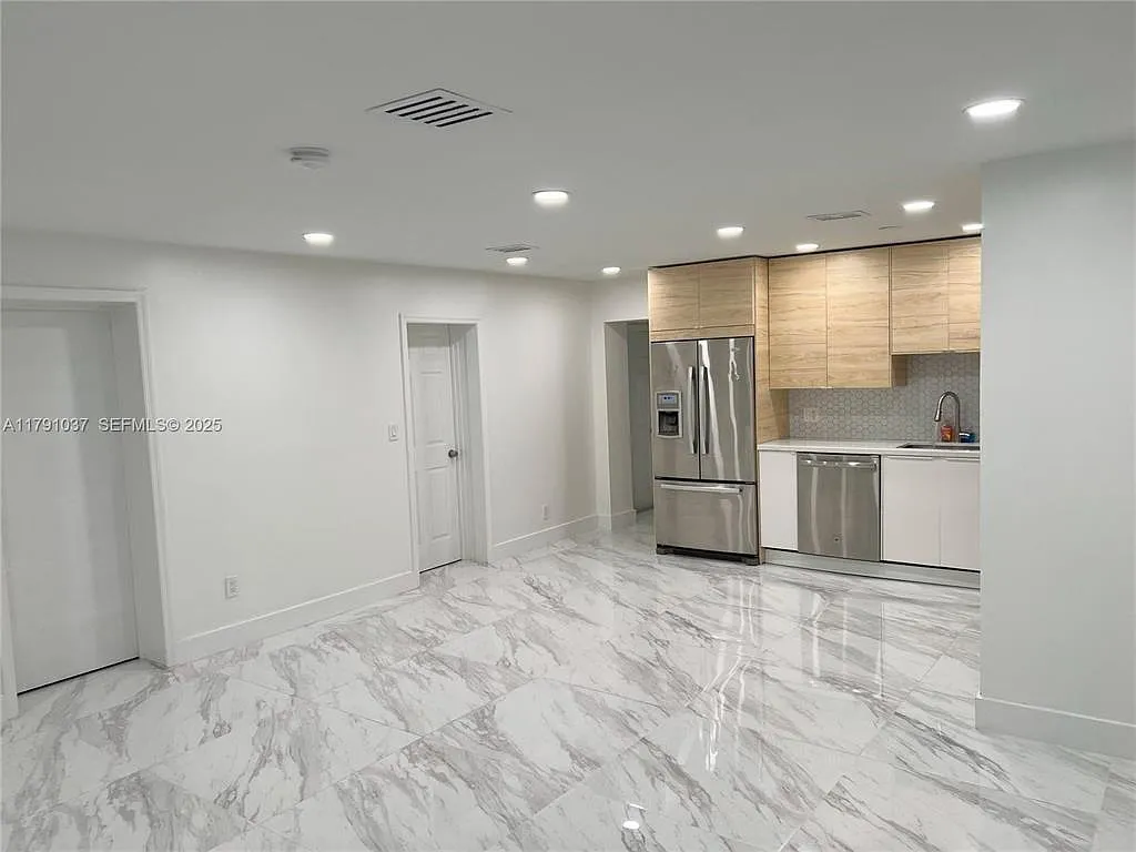 4 bed, 2.0 bath, 1530 sqft, $3,500 — Photo 3