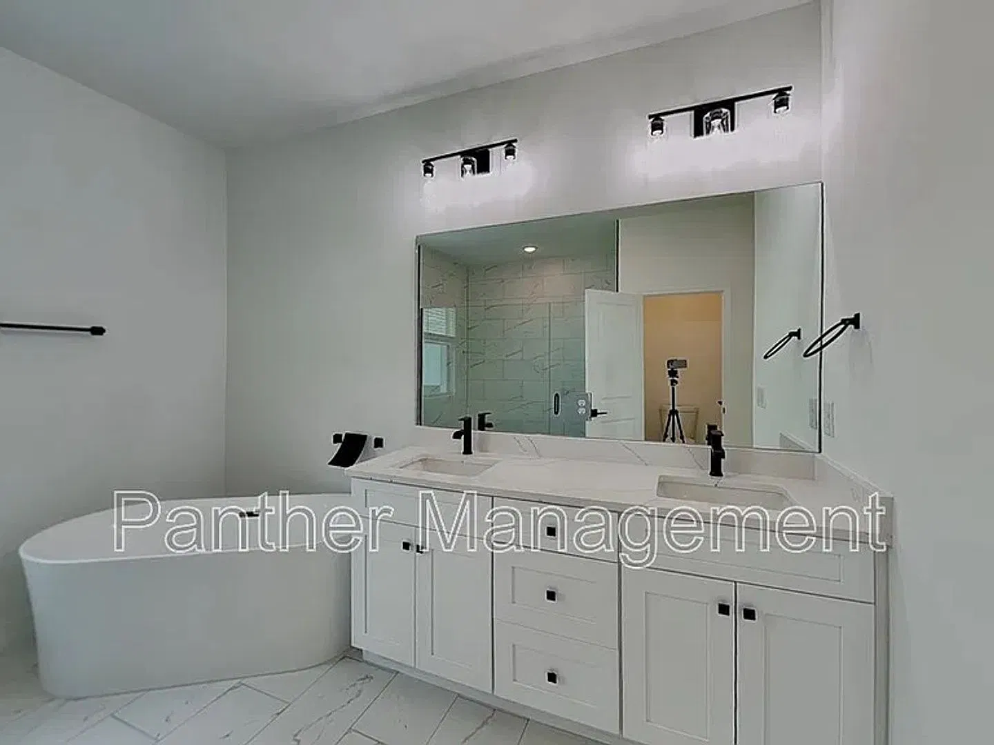 4 bed, 2.0 bath, 1914 sqft, $2,095 — Photo 1