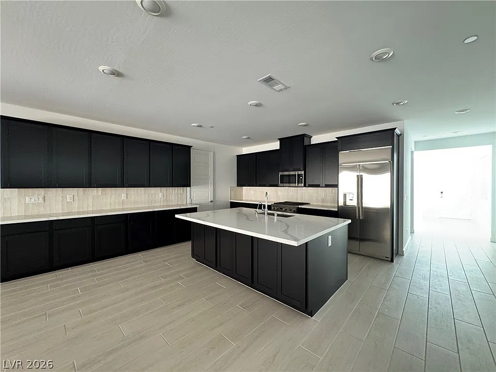 5 bed, 4.5 bath, 3210 sqft, $3,950 — Photo 3