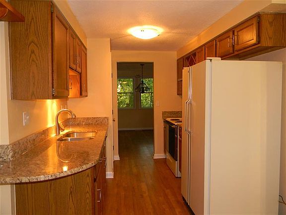 3rd image of 2066 Stratford Ct