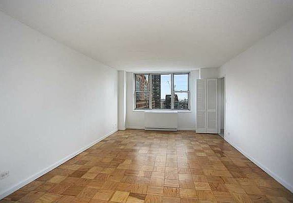 4th image of 166 E 34th St #712