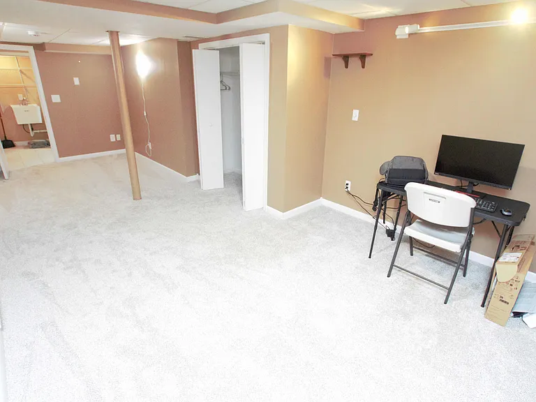 98 Thorndale Cir — Photo 46