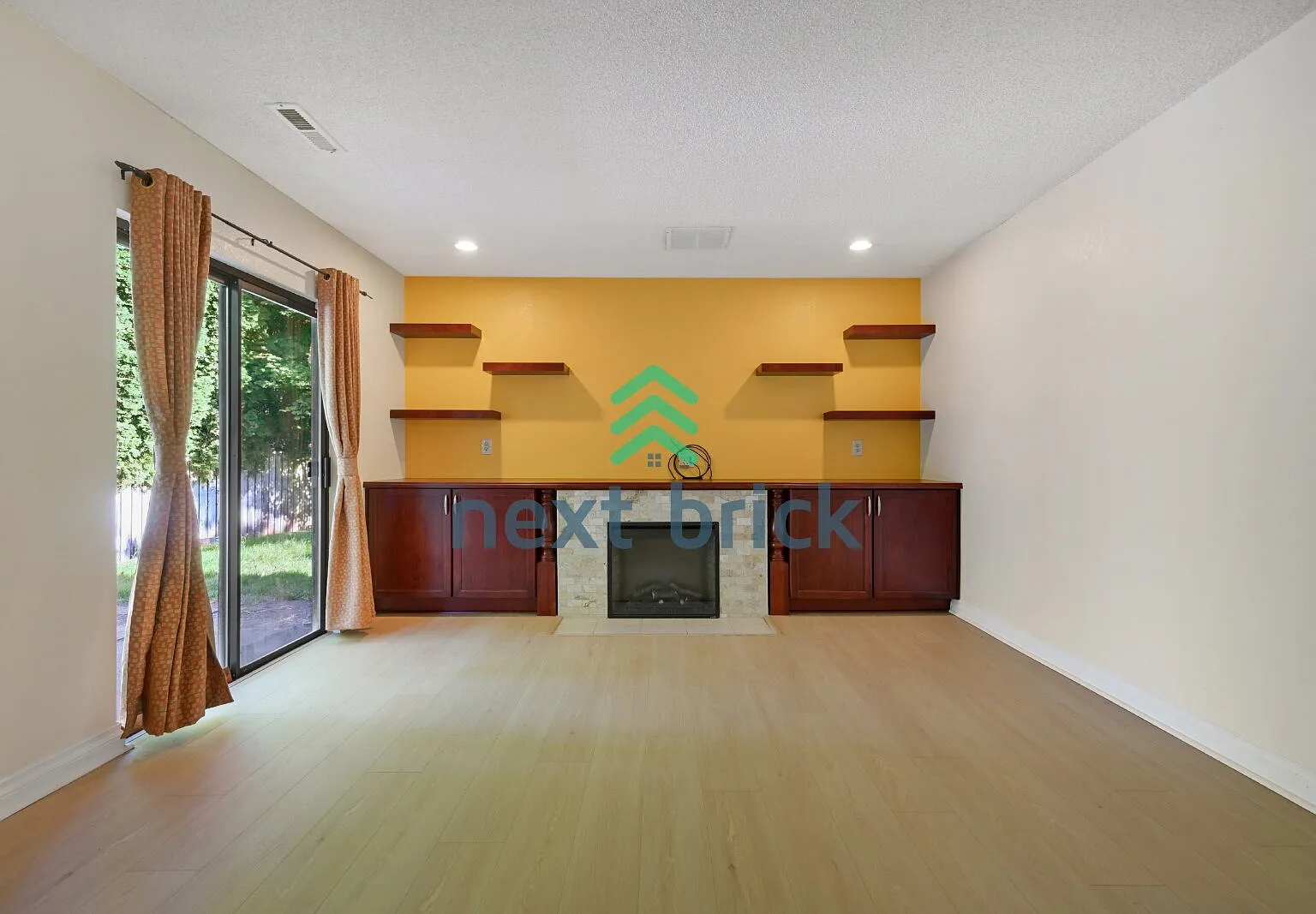"Spacious 5-Bed Gem with 2.5 Baths in Prime Redmond Location!" — Photo 3