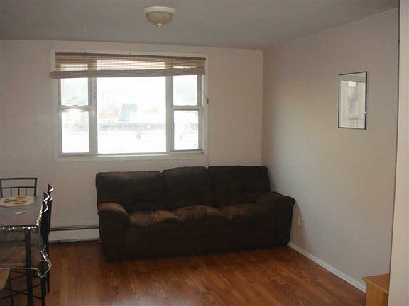 4th image of 677 Summit Ave #302