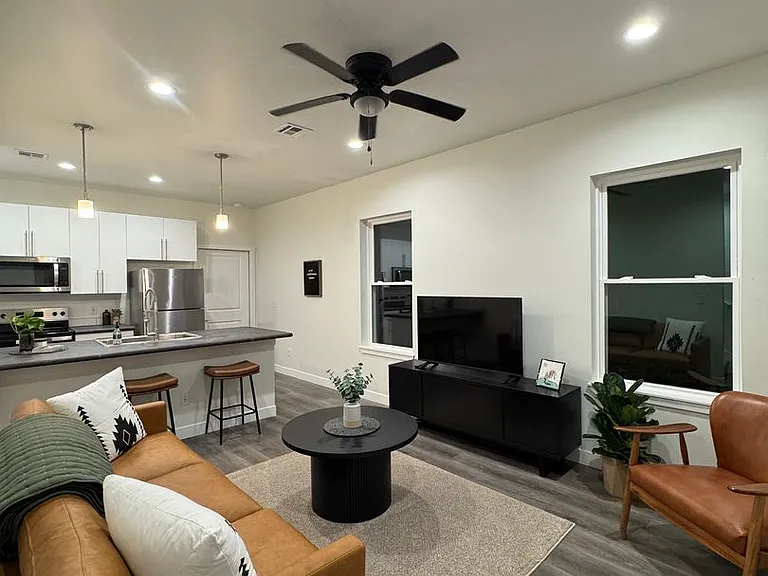 Bellaire Lofts — Photo 18