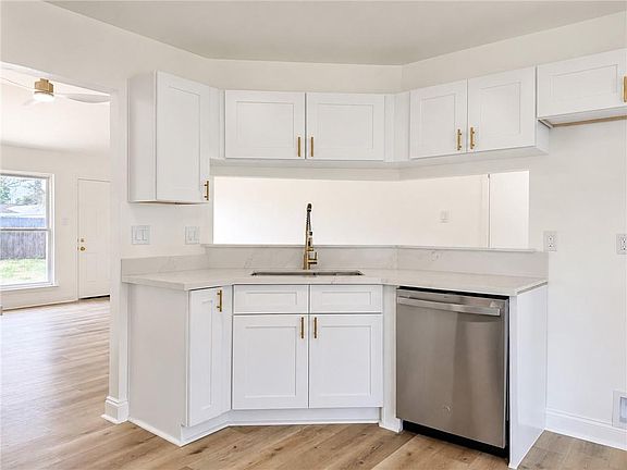 5th image of 2909 Laurie Ln