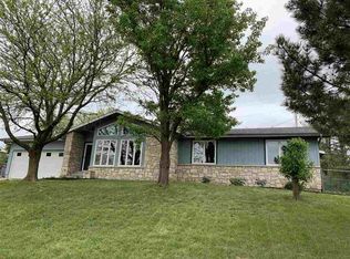 1914 Crescent Dr, Manhattan, KS 66503