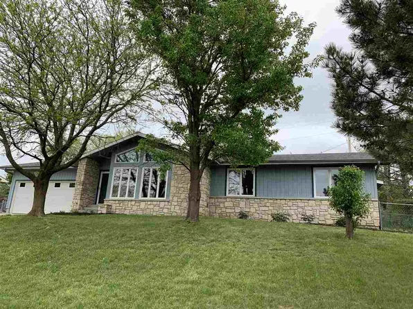 1914 Crescent Dr, Manhattan, KS 66503