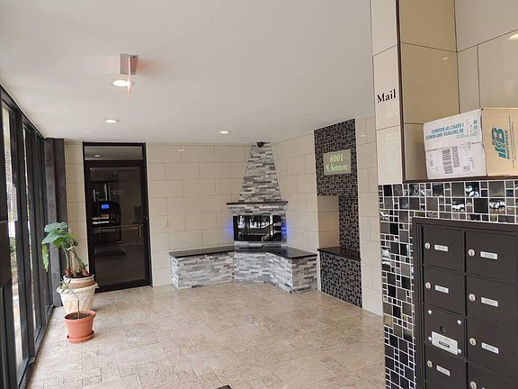 3rd image of 6001 N Kenmore Ave APT 313
