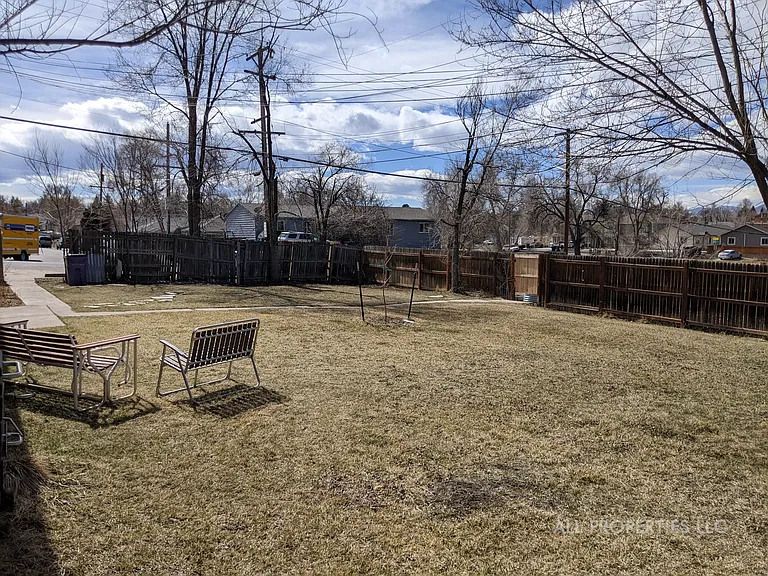 1005 N Newton St — Photo 30
