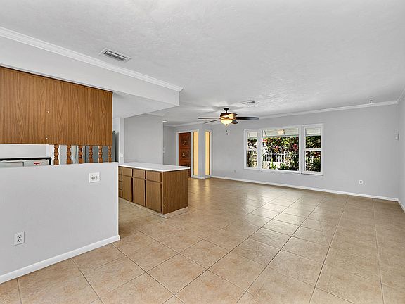 4th image of 590 Fieldstone Dr