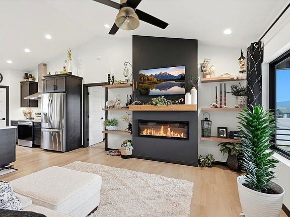 4th image of 2444 Talisker Ave