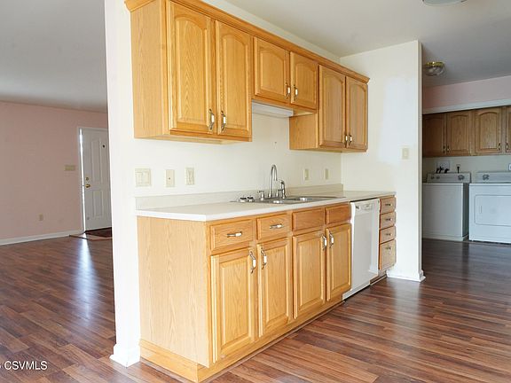 3rd image of 11 Deerfield Dr