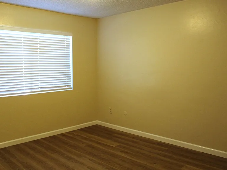 7608 Stockdale Hwy — Photo 10