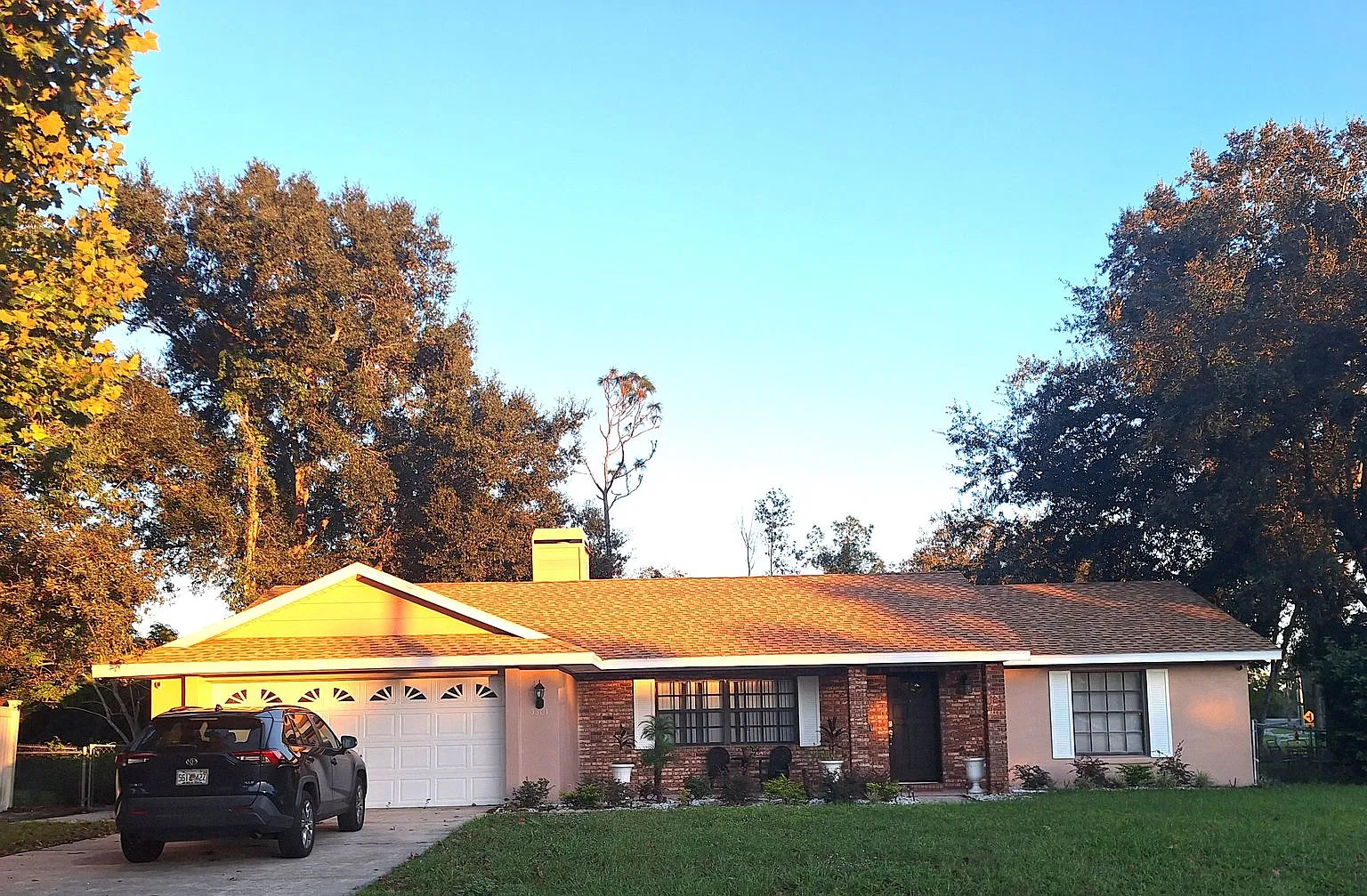 Spacious 3 Br 2 Bath Home With Added Air Conditioned Space In Garage — Photo 1