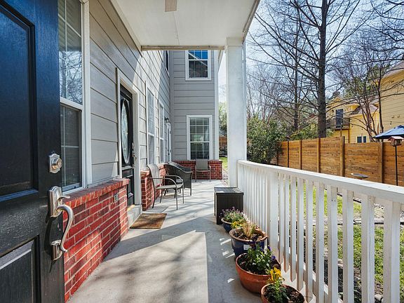 4th image of 444 Elmhurst Ave