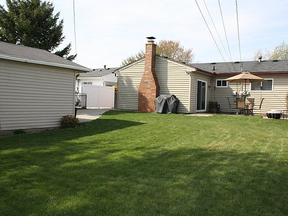 4th image of 39715 Hillary Dr
