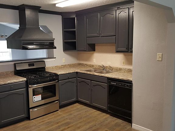 3rd image of 380 Park Dr