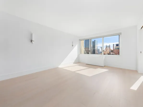 300 East 59th Street image 3 of 11