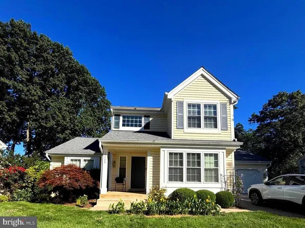 13486 Lake Shore Dr, Herndon, VA 20171