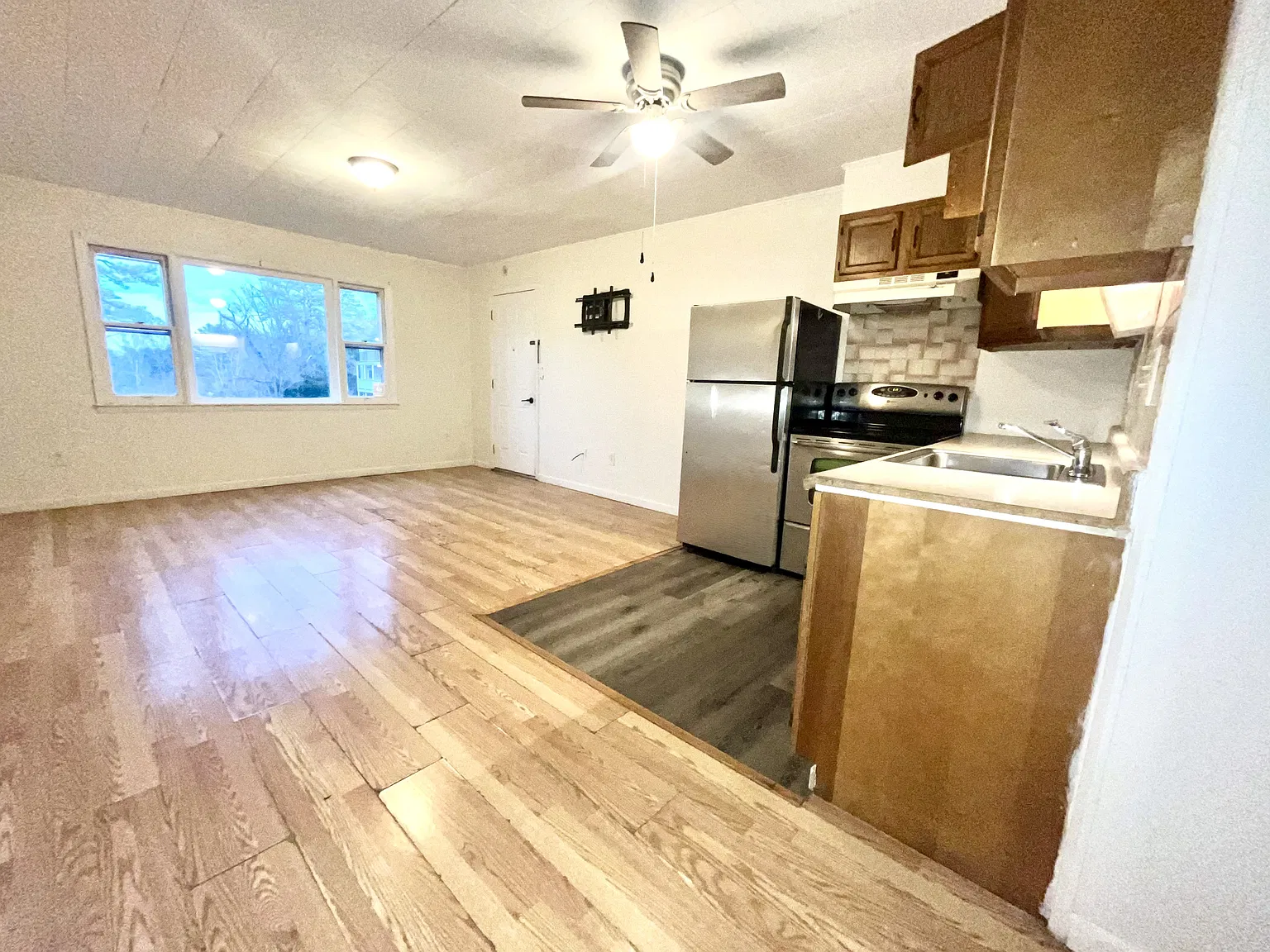 Studio, 350 sqft, $975 — Photo 1