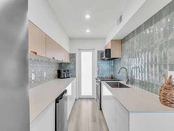 2nd image of 1221 Hillsboro Mile #39c