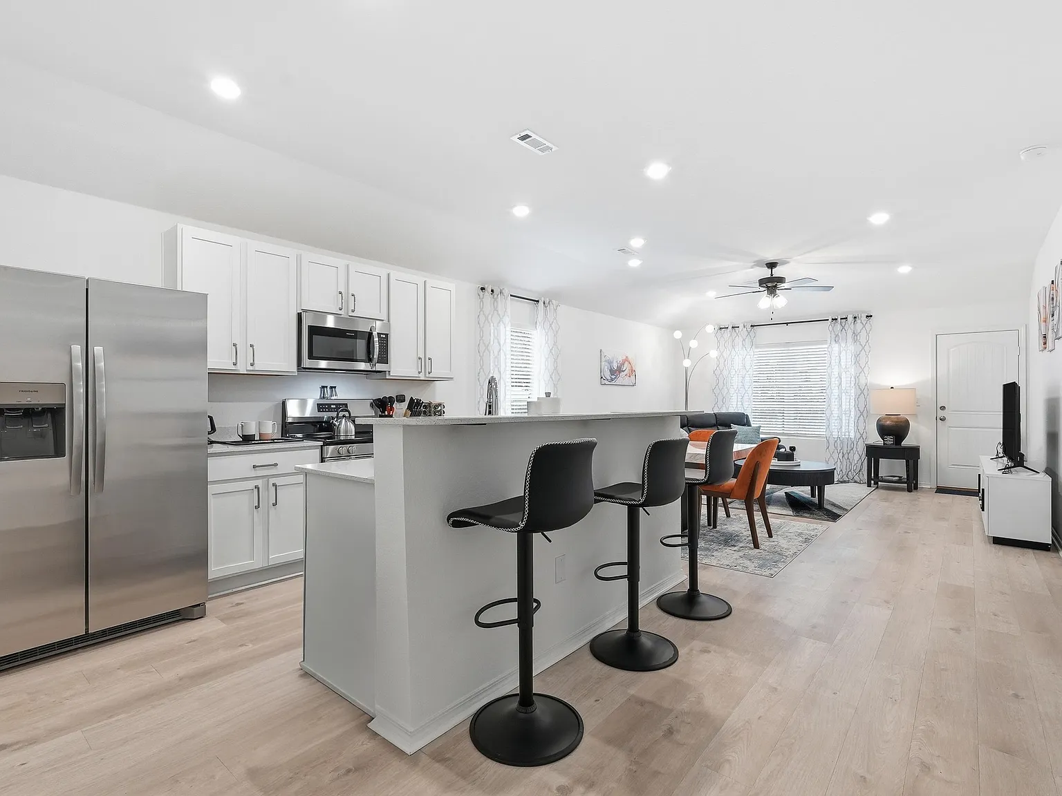 4 bed, 2.0 bath, 1459 sqft, $2,600 — Photo 3