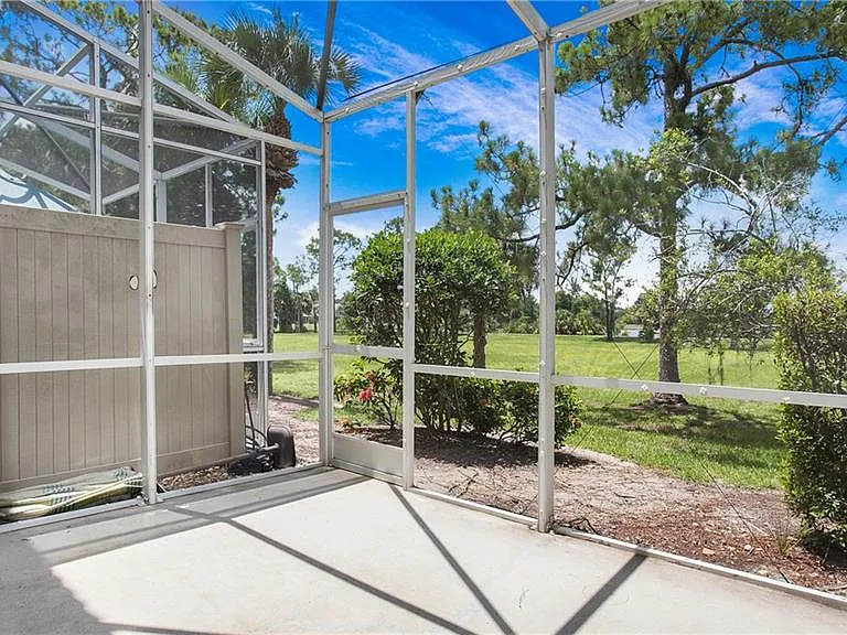 880 Hampton Cir — Photo 15